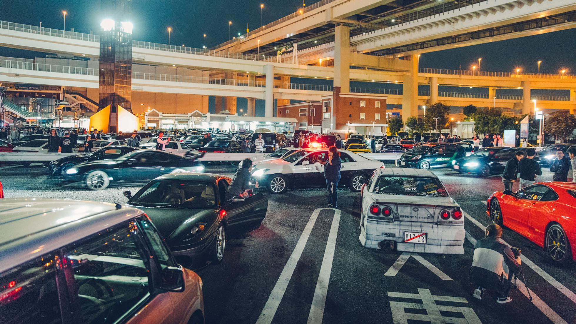 Rassemblement de passionnés de voitures modifiées au Daikoku Futo, près de Tokyo
